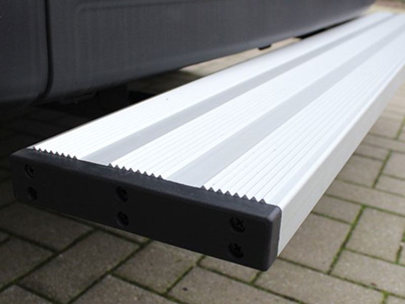 aluminium-achteropstap-160×22-opstap-bestelbus Aluminium achteropstap