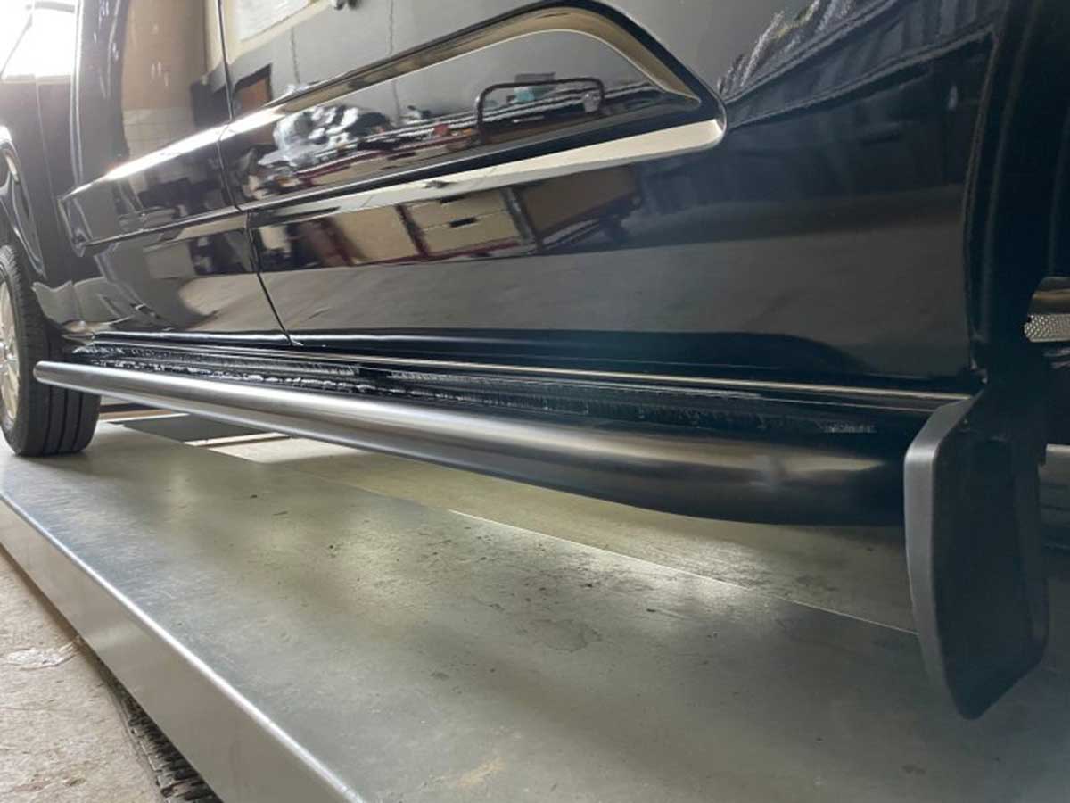 ford-custom-sidebars-geborsteld-rvs-eserie-zwart-mat-e1652955965462 Sidebars RVS E Serie Ford Transit Custom