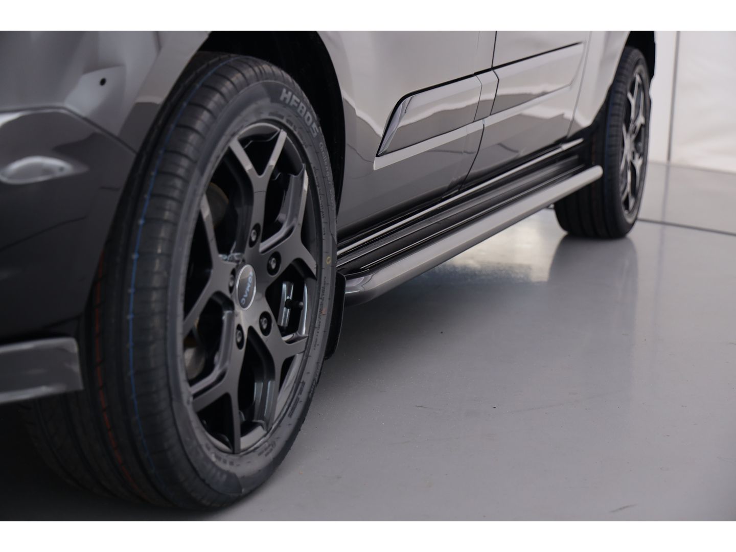 ford-custom-treeplanken-zwart-rvs-glans