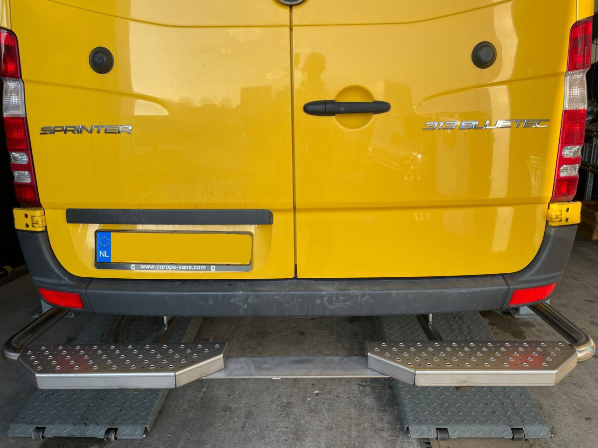 RVS achteropstap doorlopend met cornerbars