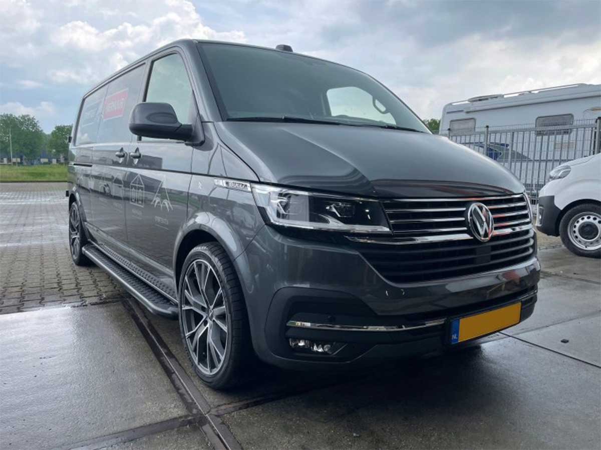 vw-transporter-treeplanken-zwart-t6.1-aluminium-e1624360064597-(1) Treeplanken Volkswagen Transporter