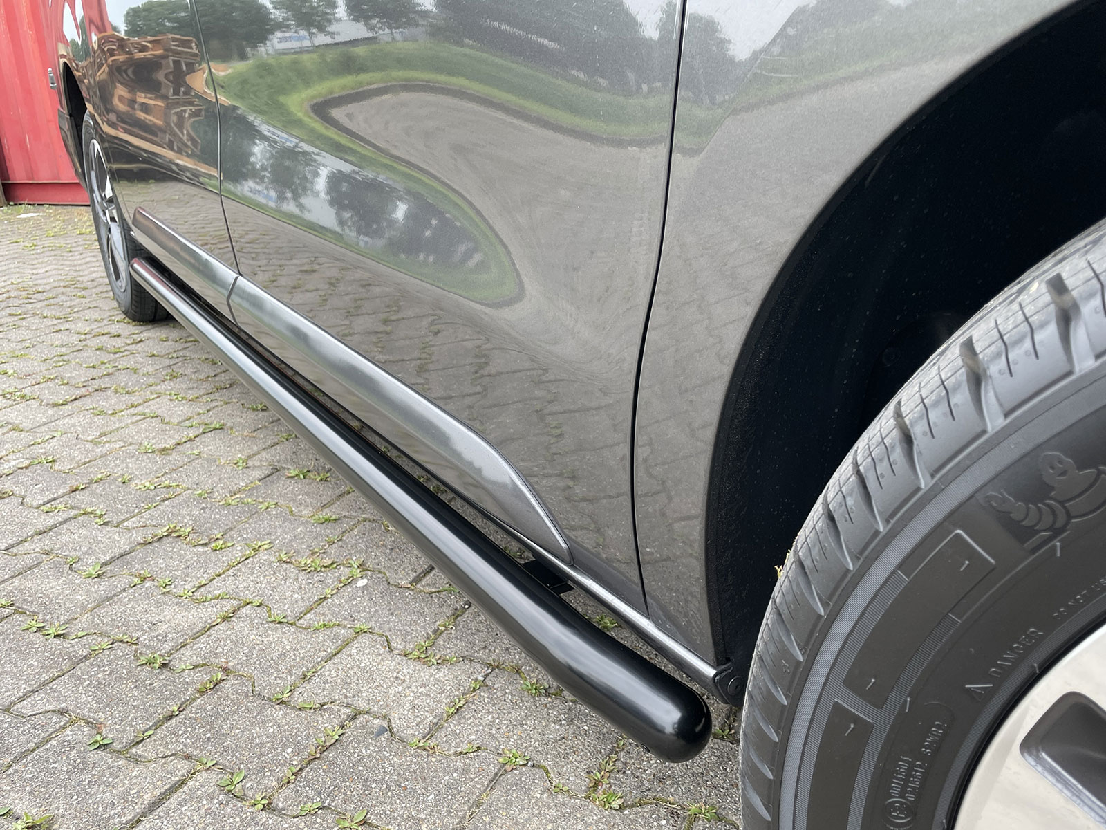 close-up-zwarte-sidebars