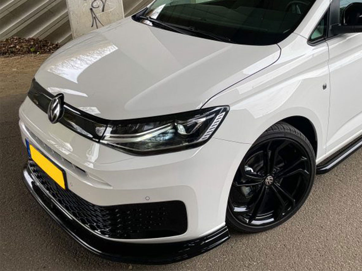 sidebars-caddy-cargo-zwart-glans-scaled-e1645379108627 VW Caddy Onderspoiler V2 Zwart
