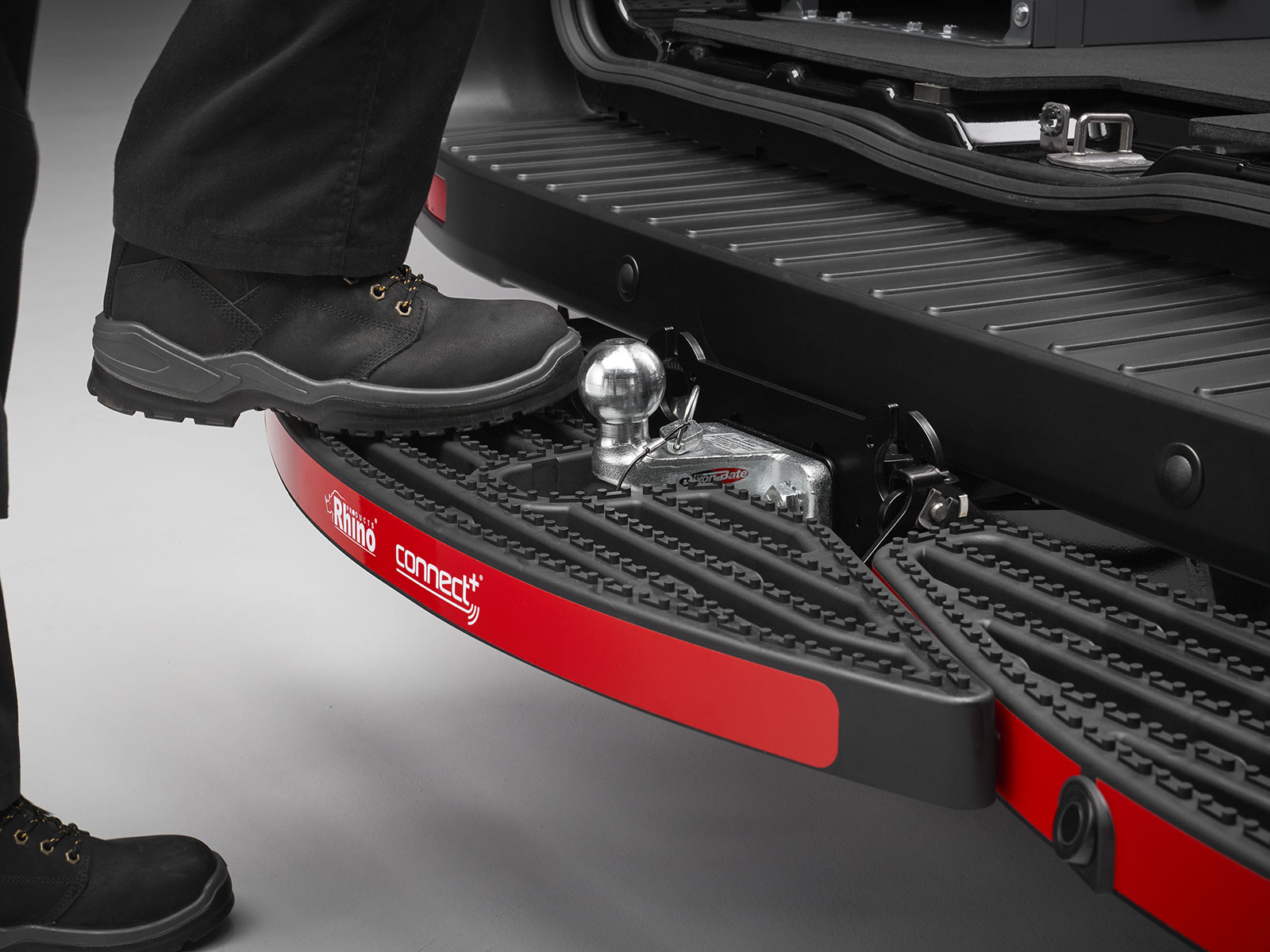 Towstep achteropstap met behoud van trekhaak Towstep achteropstap met behoud van trekhaak