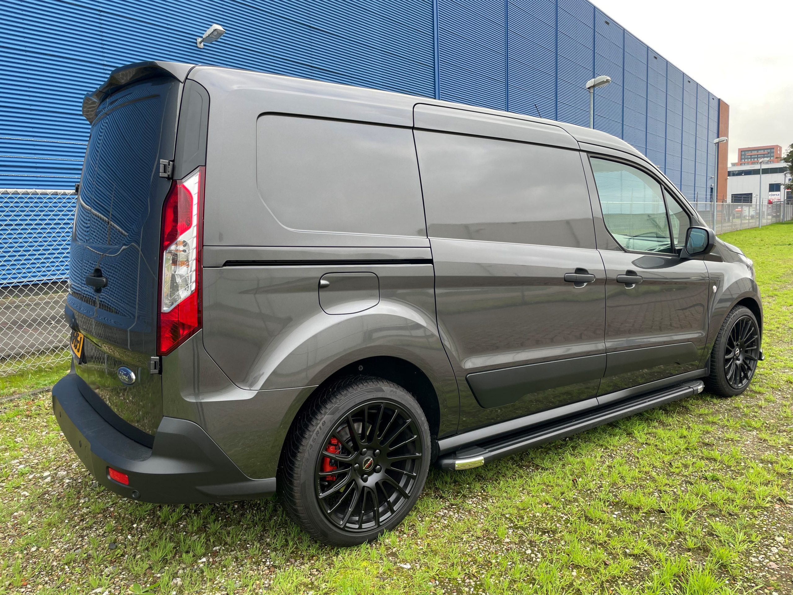 dakspoiler-ford-connect-gespoten