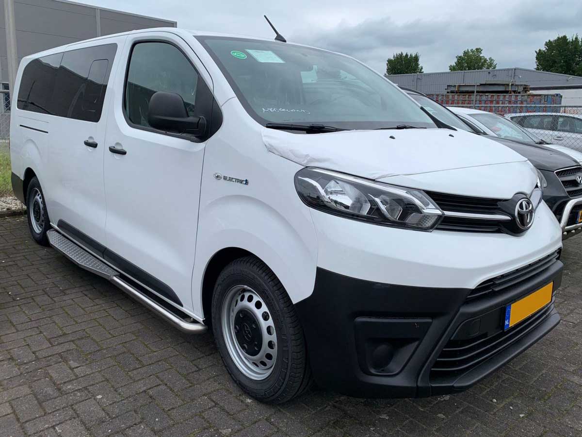 rvs sidebars met opstap bij de schuifdeur