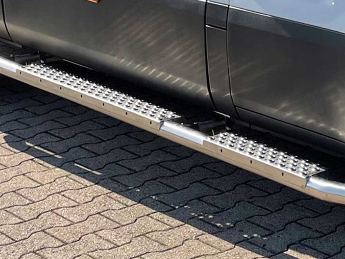 sidebars met rvs opstaptreden iveco daily