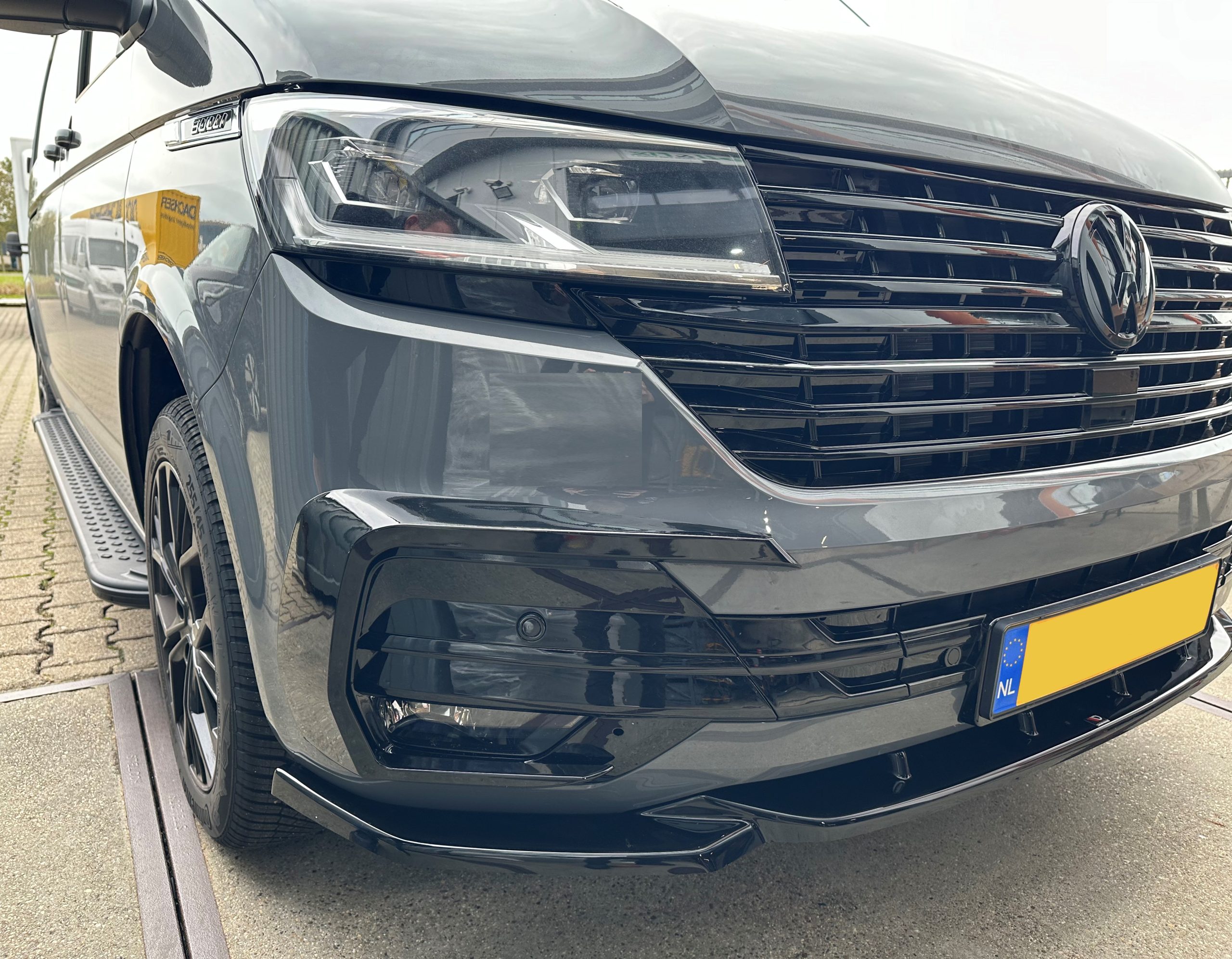 bumper-trim-t6.1-transporter-glans-zwart-